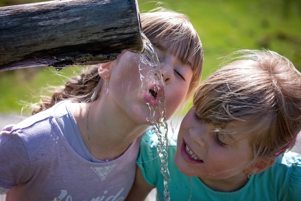 https://pixabay.com/en/human-children-girl-blond-water-771601/